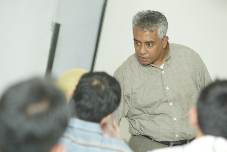 Yang Lebih Diperlukan daripada Ahli Fikih dan Pakar Filsafat