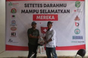 Salah seorang pendonor darah menerima bingkisan dari Ketua Panitia Donor Darah DPD ABI Kukar, Fredy Andhika. (Dok. Panitia))