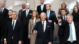 Para pemimpin negara yang tergabung dalam NATO berfoto bersama di Brussels, Belgia. (Istimewa))  